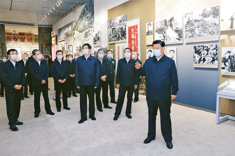 2020年10月19日，黨和習近平、李克強、栗戰(zhàn)書、汪洋、王滬寧、趙樂際、韓正、王岐山等在中國人民革命軍事博物館參觀“銘記偉大勝利　捍衛(wèi)和平正義——紀念中國人民志愿軍抗美援朝出國作戰(zhàn)70周年主題展覽”。新華社記者 鞠鵬/攝